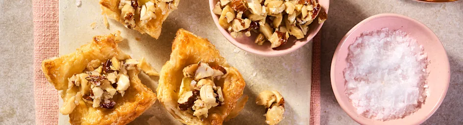 Deegcupjes
met brie en noten