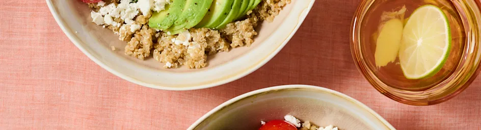 Ontbijtbowl met quinoa, roerei en spinazie