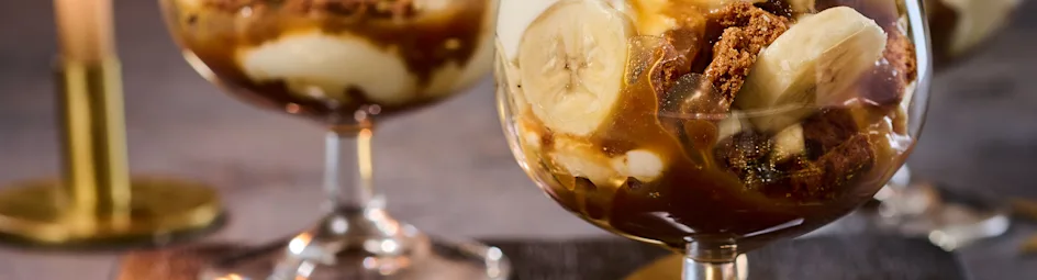 Cheesecake-trifle met butterscotchsaus en banaan