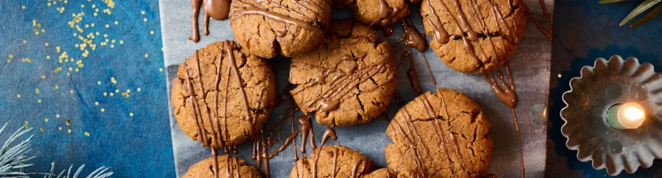Speculaas-pindakaaskoekjes met choco-drizzle