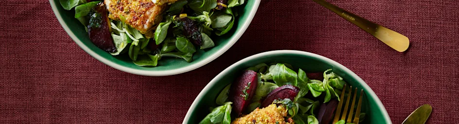 Gebakken feta met pistachekorst en geroosterde bietjes