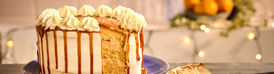 Sinaasappel-pecantaart met karamelsaus