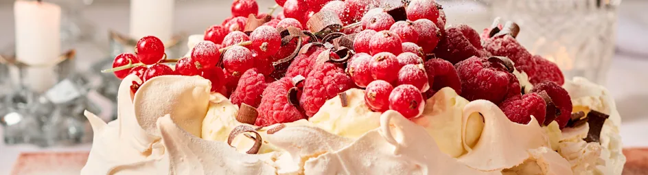 Pavlova-taart met rood fruit