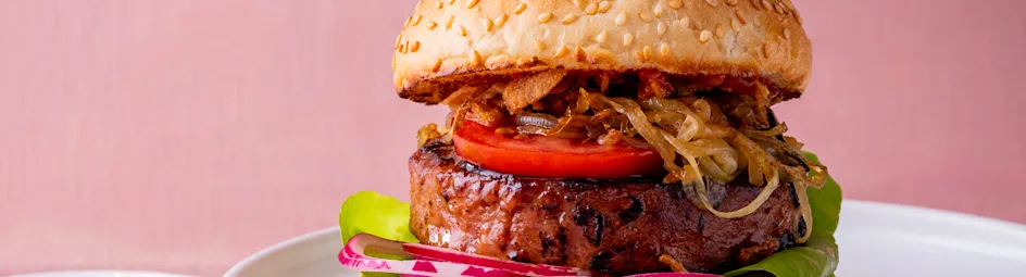 Vegan burger met gekaramelliseerde ui, ui-pickles en gebakken uitjes