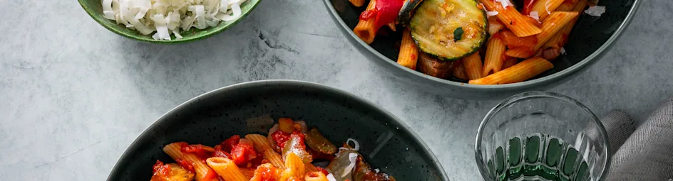 Pasta gegrilde groenten met tomatensaus