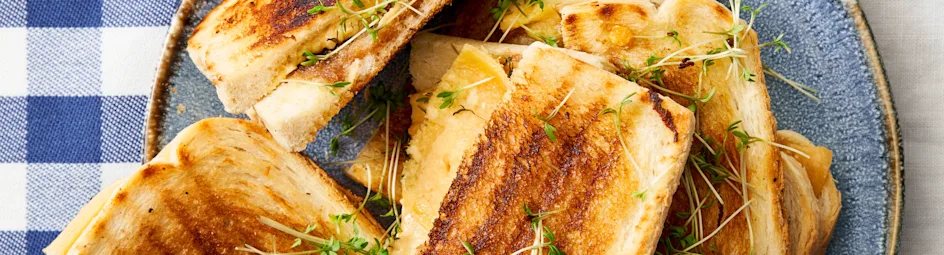 Tosti met oude kaas, appelstroop en tuinkers