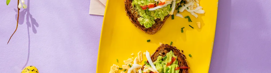 Avocadotoast met geraspt ei
