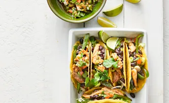 Taco's met paprika, kip en verse tomatensalsa