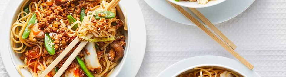 Noedelbowl met shiitakes, sugarsnaps en vegagehakt