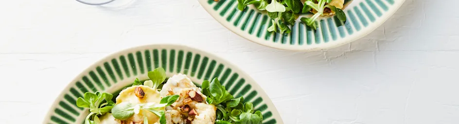Verse ravioli met gebakken bloemkool, olijven en pistache
