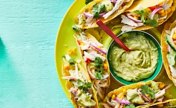 Mini taco's met kip en avocado-aioli