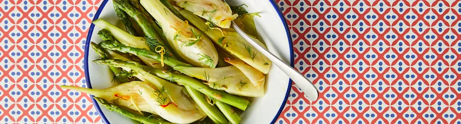 Gesmoorde venkel met groene asperges en dille