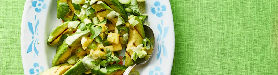 Gegrilde avocadosalade met mango en wasabi- limoendressing