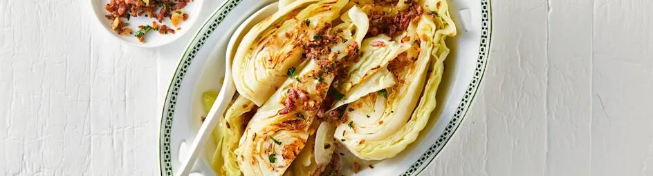 Gestoofde spitskool met krokant spekkruim