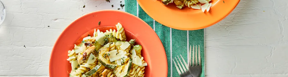 Pasta in romige preisaus met courgette en kip