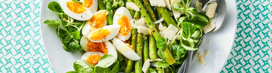 Gegrilde aspergesalade met ei en oude kaas