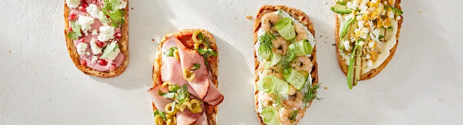 Open sandwich met aioli en gegrilde avocado