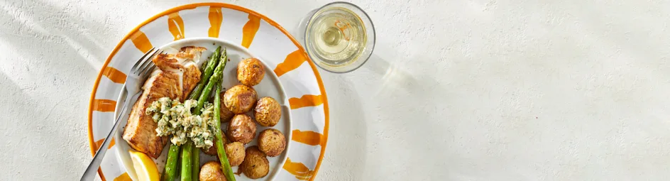 Gebakken kabeljauw met groene asperges, krieltjes en Franse saus (à la gribiche)