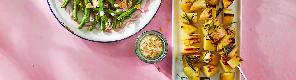 Gegrilde sperziebonensalade met kappertjes en amandel