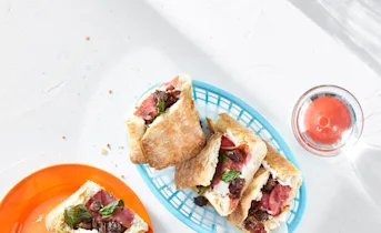 Ciabatta-tosti met geitenkaas, salami en dadels