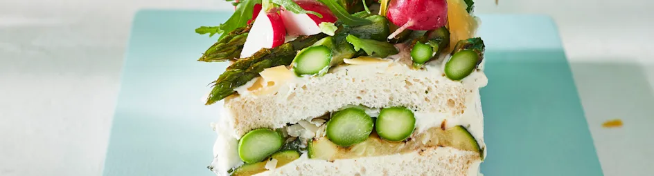 Broodtaart met gegrilde courgette, asperges en oude kaas