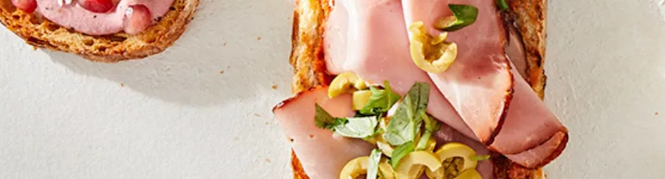 Open sandwich met pesto en roasted porc