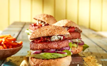 Vegaburger met gegrilde ui, tomatenchutney en blauwe kaas