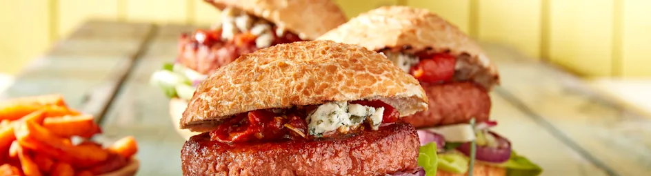 Vegaburger met gegrilde ui, tomatenchutney en blauwe kaas