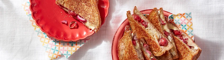 Tosti met camembert en kersen