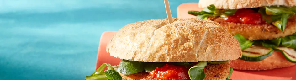 Kaasburger met gegrilde courgette en pittige tomatensaus