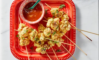 Vadouvan-bloemkoolroosjes met mangochutney