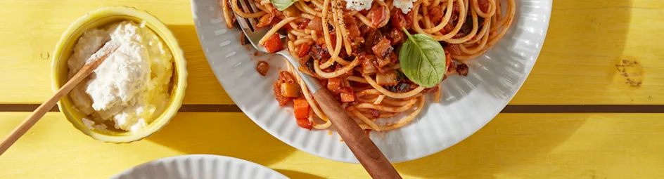 Spaghetti met aubergineragù en romige ricotta