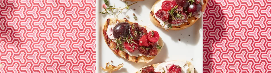Bruschetta met ricotta, kersen en tijm