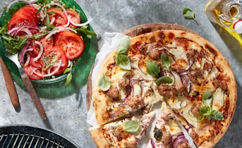 BBQ-pizza met worstvlees, venkel en rode ui