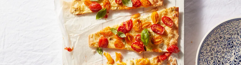 Flammkuchen met tomaatjes en basilicumcreme fraiche