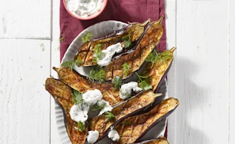 Geroosterde aubergine met vegan kruidenyoghurt