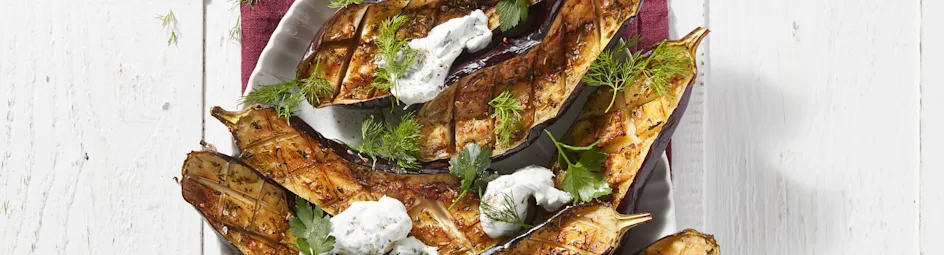 Geroosterde aubergine met vegan kruidenyoghurt