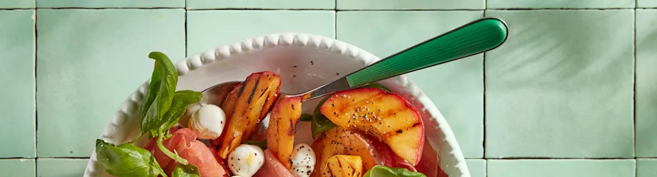 Gegrilde nectarinesalade met mozzarella en serranoham