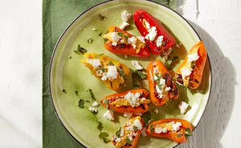 Gegrilde minipaprikaatjes met pompoenhummus en feta