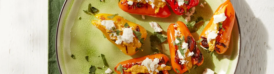 Gegrilde minipaprikaatjes met pompoenhummus en feta