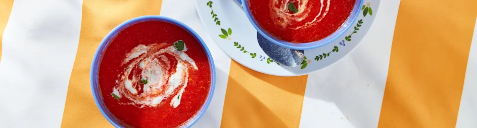 Koud paprikasoepje met peterselieyoghurt