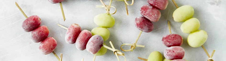 Druivenprikkers met pittige honing-yoghurtdip