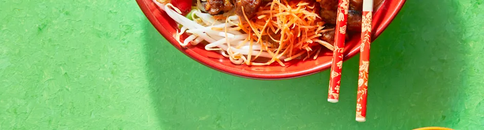 Pittige pinda-tempébowl met mihoen