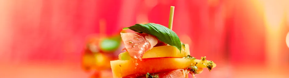 Meloentorentje met serranoham en basilicumsalsa