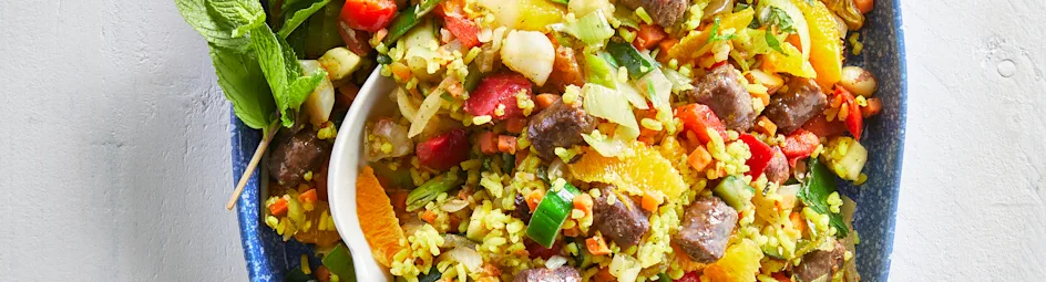 Mediterrane rijstschotel met sinaasappel en runderchipolata