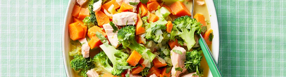 Eenpanscurry met zoete aardappel en zalm