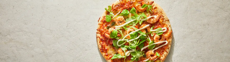 Pizza met veldsla, knoflookgarnalen en aioli