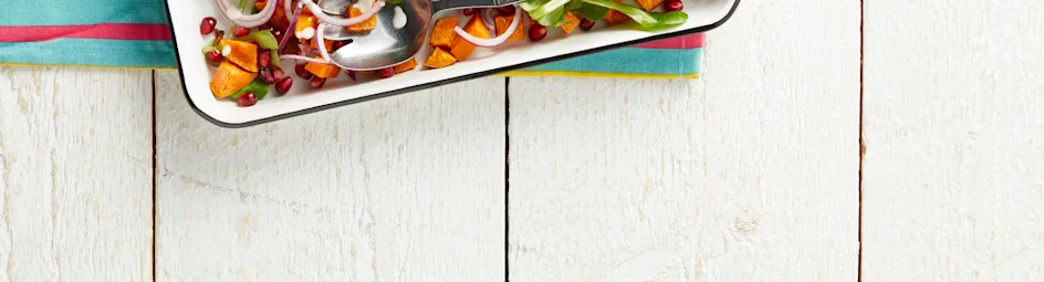 Zoete aardappelsalade met veldsla en aiolidressing