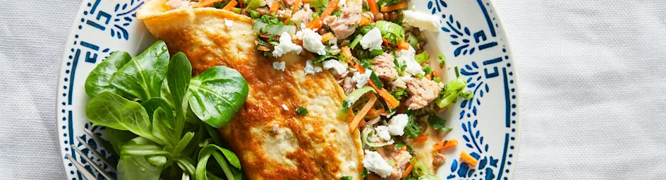 Omelet met tonijn, crème fraiche & veldsla