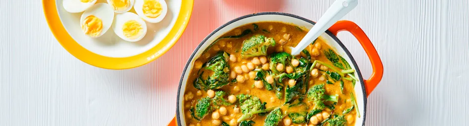 Broccolicurry met kikkererwten en ei